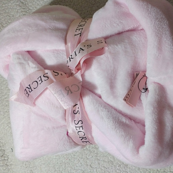 M/L NWT Victoria Secret Cozy Plush Short Robe - Picture 5 of 5